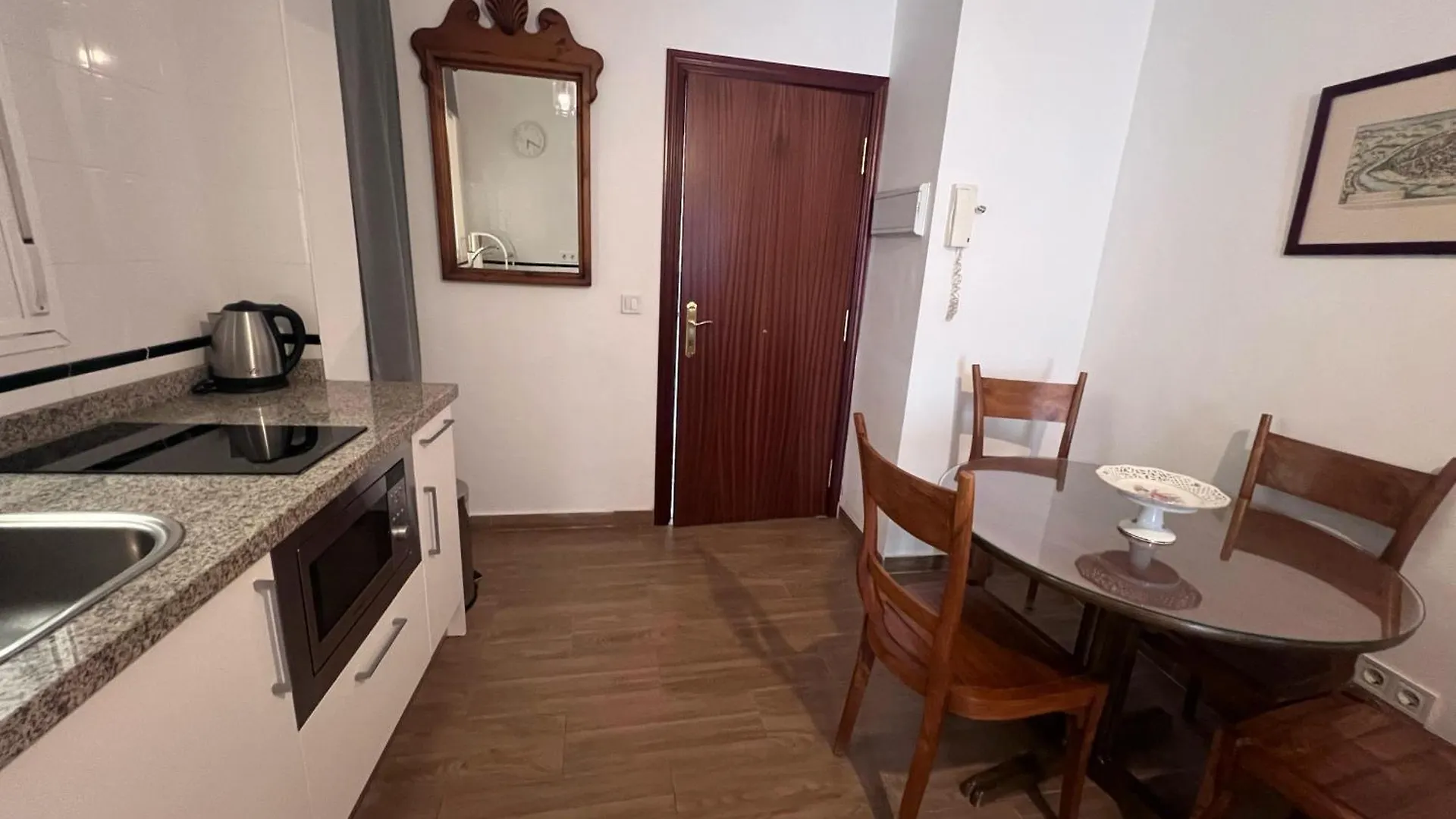 Apartamentos Triana Sevilla联系方式